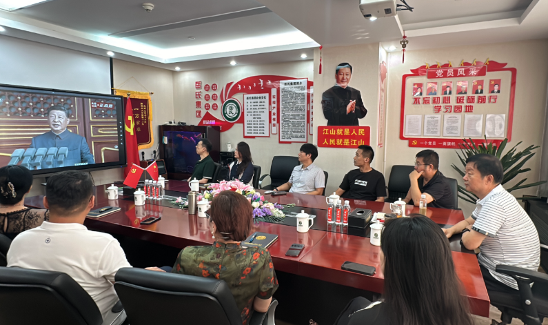 岳氏集團組織觀看抗戰(zhàn)勝利閱兵，愛國情懷激蕩人心